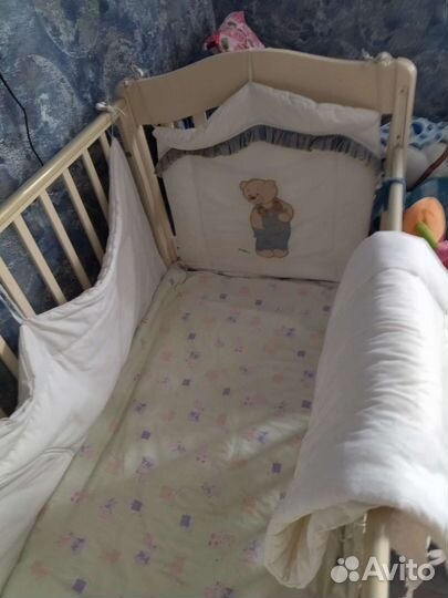 Детская кроватка с маятником и ящиком