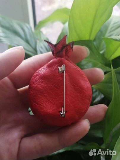 Брошь из нат. кожи