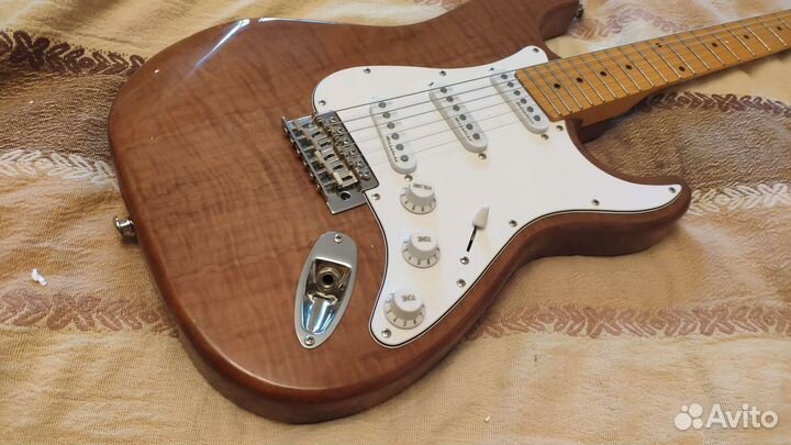 Реплика Fender Stratocaster махагон/клен б/у