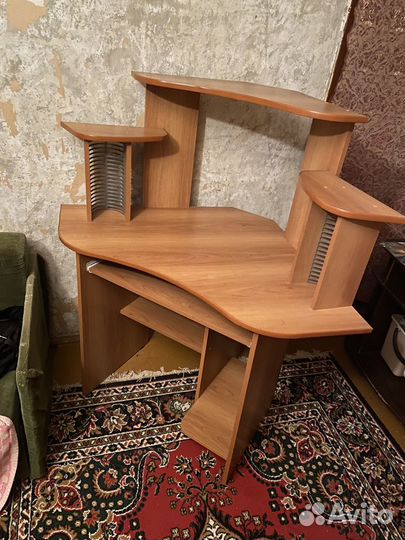 Компьютерный стол угловой с полками