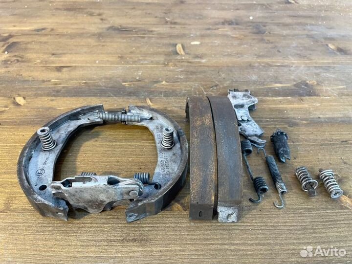 Колодки ручника задние Bmw 3 E90 N46B20 VA2.0 2009