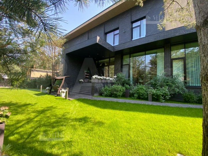 Дом 1150 м² на участке 26 сот.