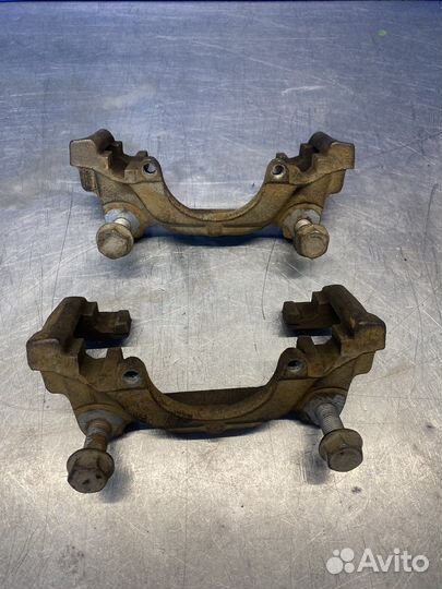 Скоба переднего суппорта VAG