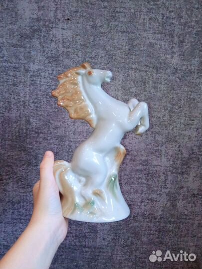 Статуэтка конь