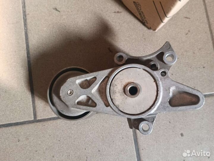 Натяжитель в сборе Лэнд Крузер Прадо150