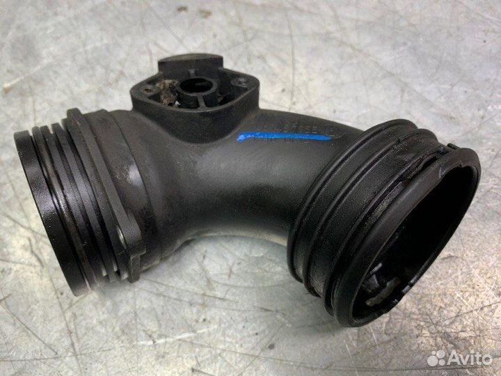 Патрубок интеркулера Volkswagen Touareg 2002-2010