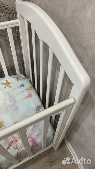 Детская кроватка с маятником и ящиком