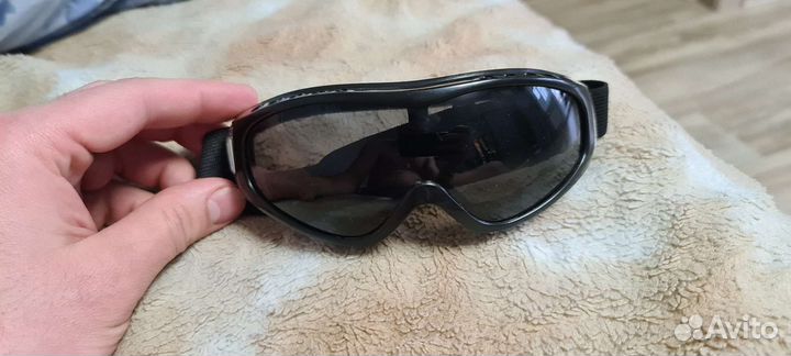 Горнолыжные очки и горнолыжные детские перчатки