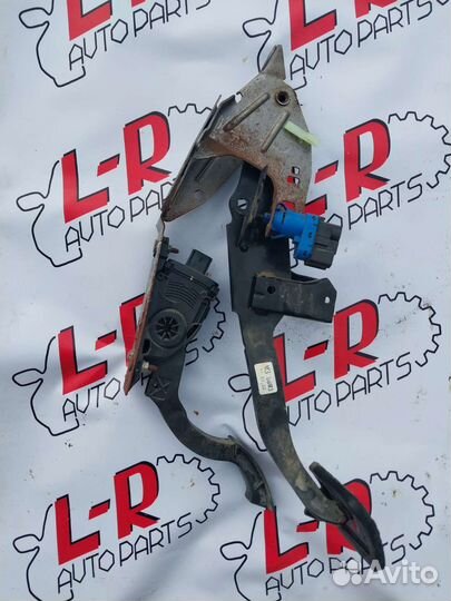 Педаль тормоса и акселератора (газа) mazda 3 bl