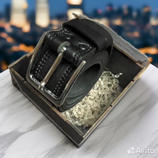 Кожаный ремень в подарочной коробке