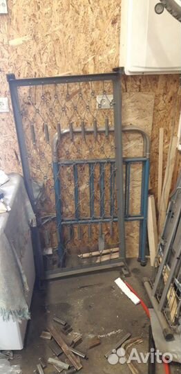 Детская кровать СССР и стойка для глажк белья