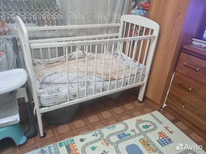 Детская кровать и стул для кормления