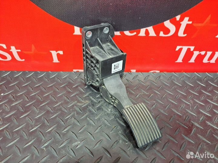 Педаль акселератора