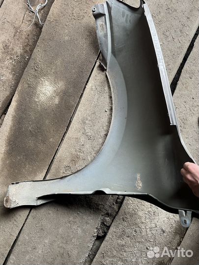 Крыло переднее правое