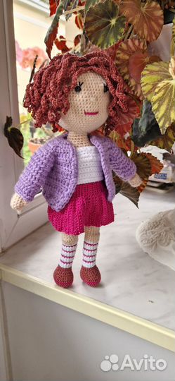 Вязаная кукла с кардиганом и юбкой ручной работы