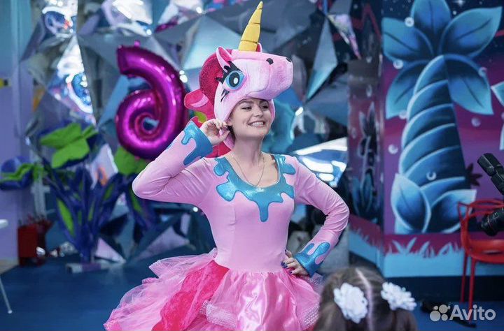 Аниматор домой, в саду, на улицеУэнсдей