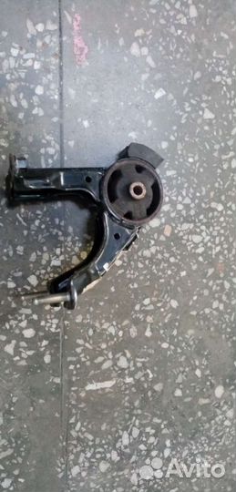 Задняя опора двигателя