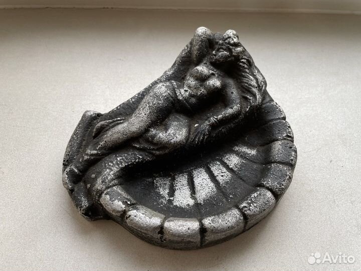 Голая девушка пепельница ретро