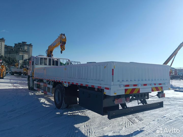 Бортовой грузовик Isuzu Elf с КМУ XCMG, 2024