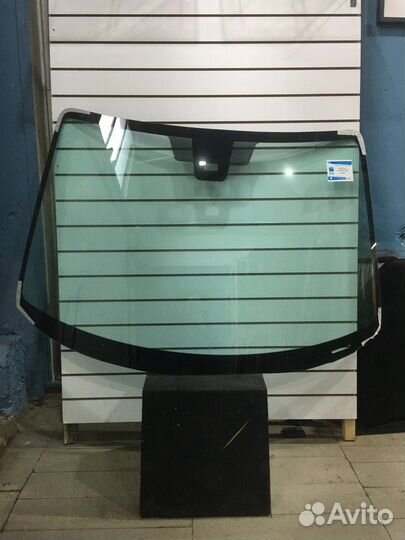 Лобовое стекло на Мазда 3