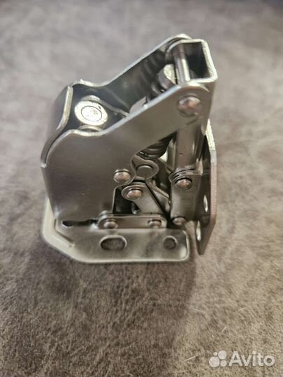 Петли для дверей