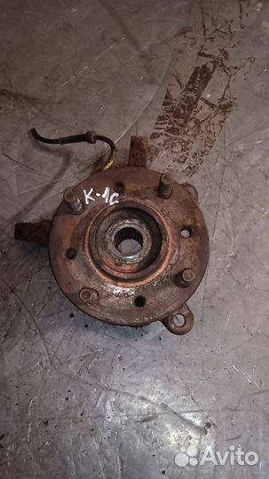 Кулак передний правый Mitsubishi Carisma рест