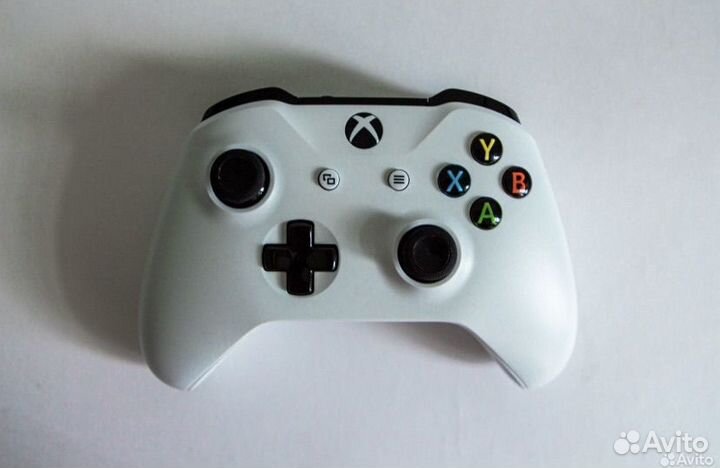 Xbox One S 500 gb + 500 игр