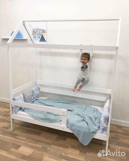 Детская кровать домик из массива