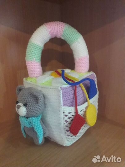 Вязаный развивающий кубик