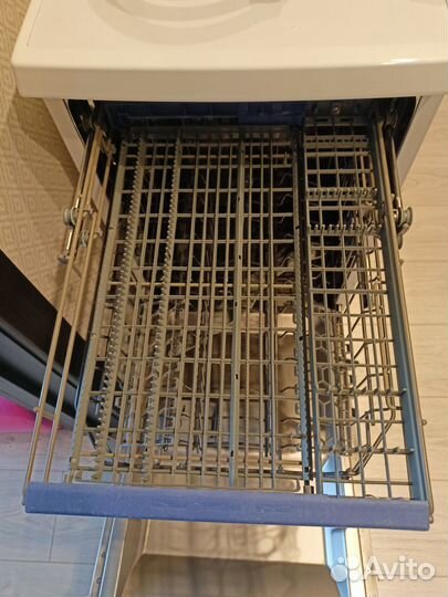 Посудомоечная машина Midea MFD 45S320 W неработает