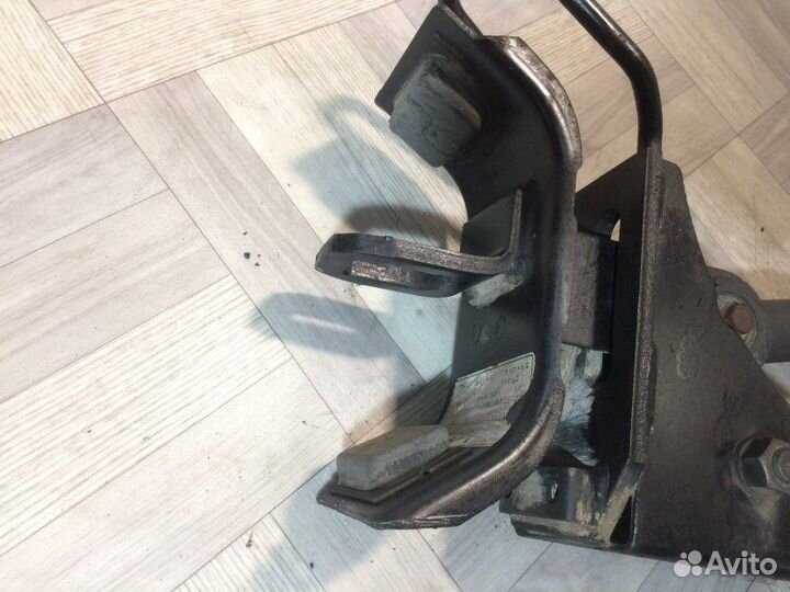 Подушка кабины левая Mazda Titan 89-97гв