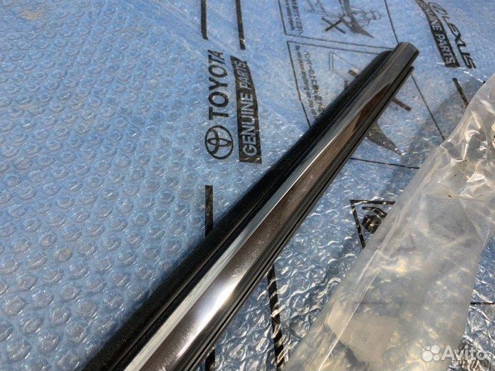 Накладка стекла передняя правая Toyota Land