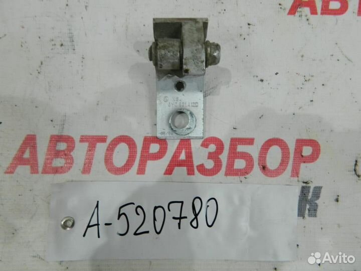 Петля двери передней правой нижняя для Skoda Fabia