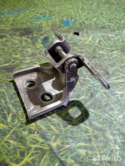 Петля двери передняя правая нижняя Рено Логан 1