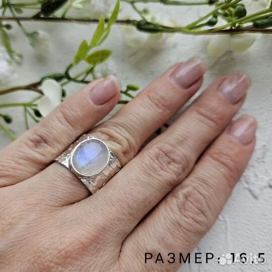 Серебряное кольцо с лунным камнем