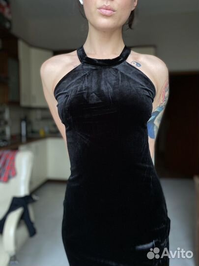 Черное бархатное платье