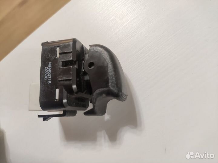 Кнопки управления стеклоподъемниками на Mitsubishi