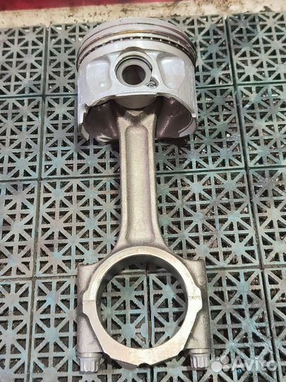 Поршень c шатунoм Volvo S80 B6284T