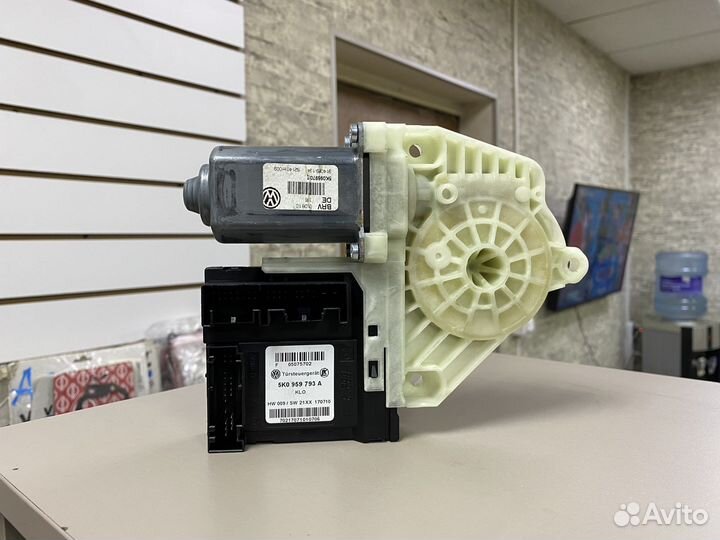 Моторчик стеклоподъемника передний правый Гольф 6