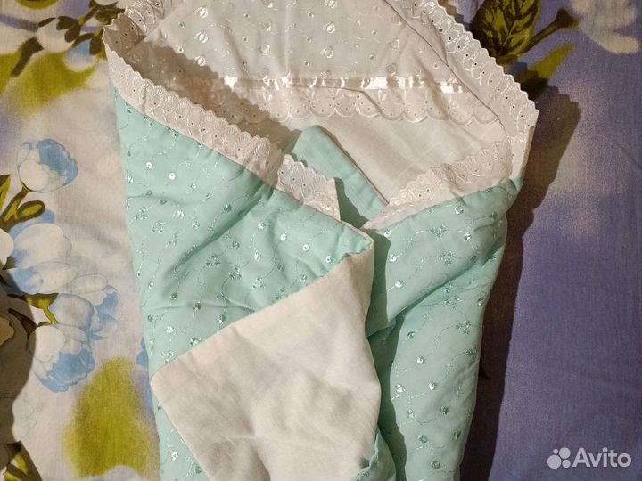 Одеяльце на выписку мятное, с вышивкой