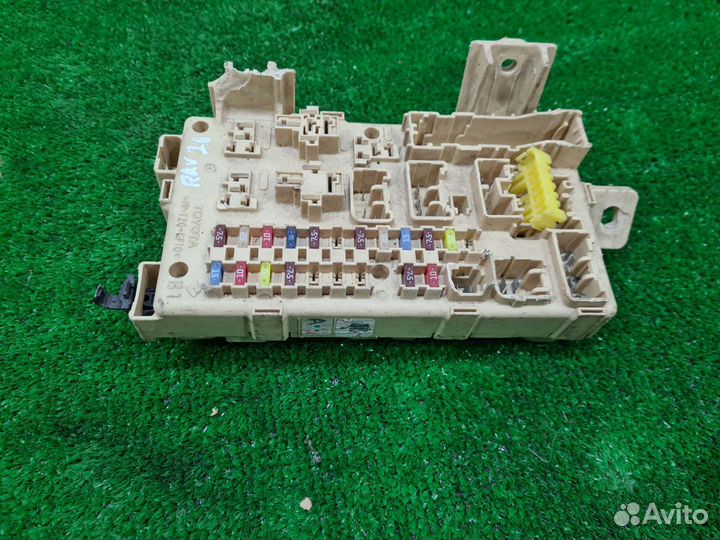 Блок предохранителей салонный Avensis 2 T250
