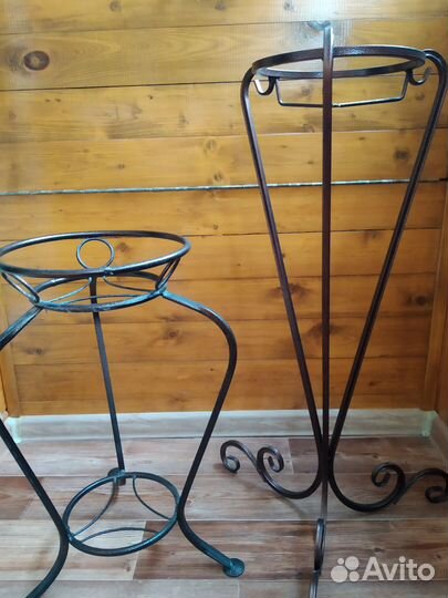 Две подставки под цветы