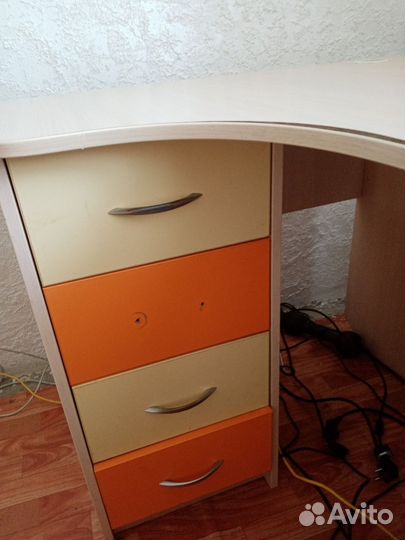 Угловой письменный стол