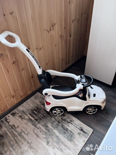 Машинка каталка с родительской ручкой