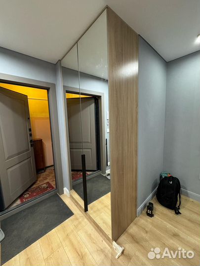 Распашной шкаф с зеркальными створками под заказ