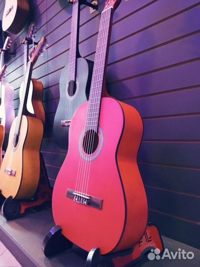 Гитара красная