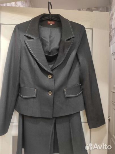 Платья и костюмы женские