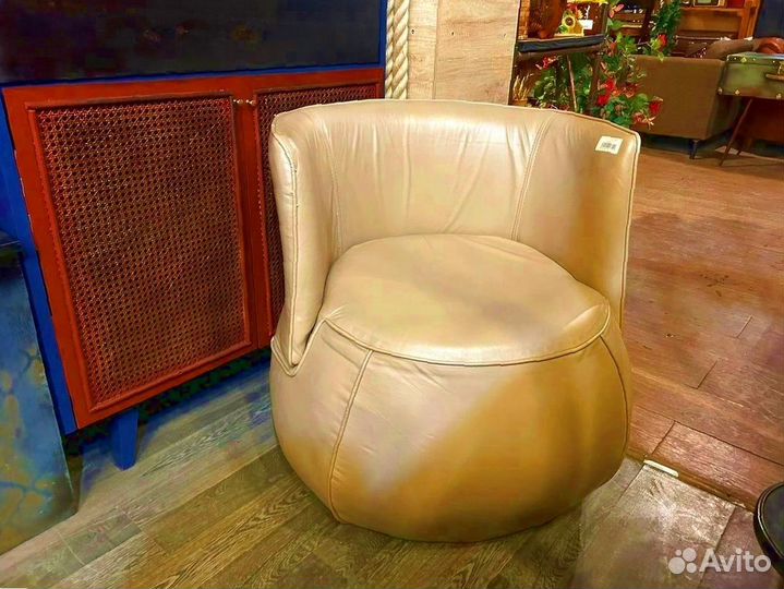 Кресло круглое из кожи