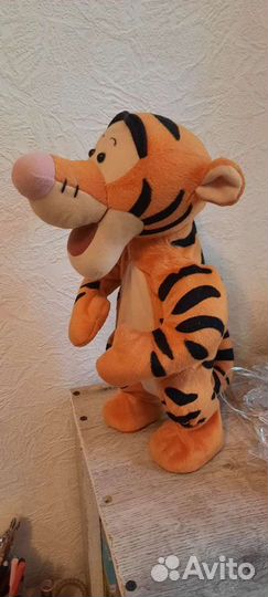 Тигра Дисней прыгает смеется говорит