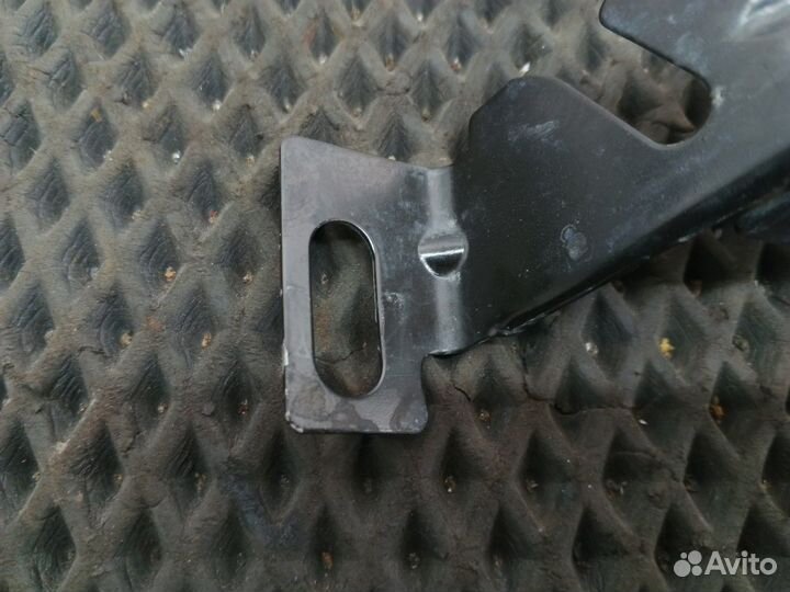 Кронштейн обшивки двери правой Renault T